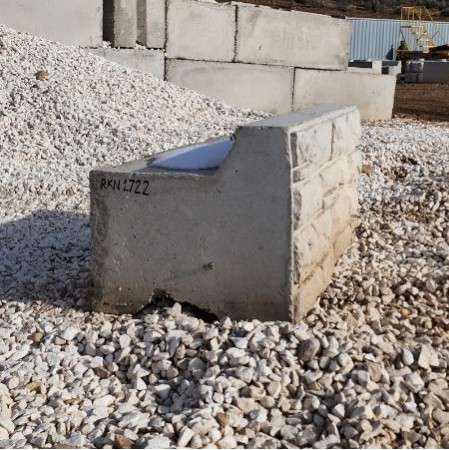 Deco. 4x2x2 Brickfaced Cap