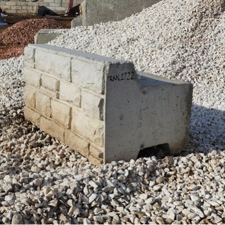 Deco. 4x2x2 Brickfaced Cap