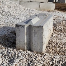 Deco. 5x2x2 Cobbleface "T" Block